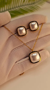 Trendy Design Necklace Set – Elegant Gold Black Finish