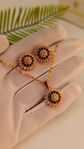 Trendy Design Necklace Set – Elegant Gold Black Finish