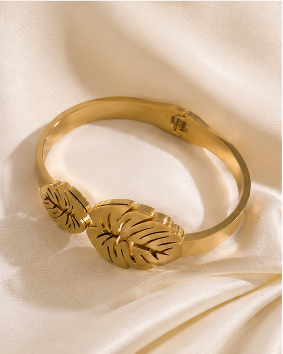 Ivory bracelet in Workday Minimal Pair