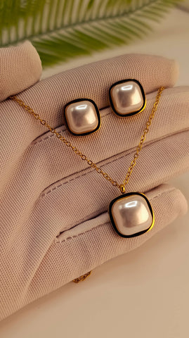 Trendy Design Necklace Set – Elegant Gold Black Finish