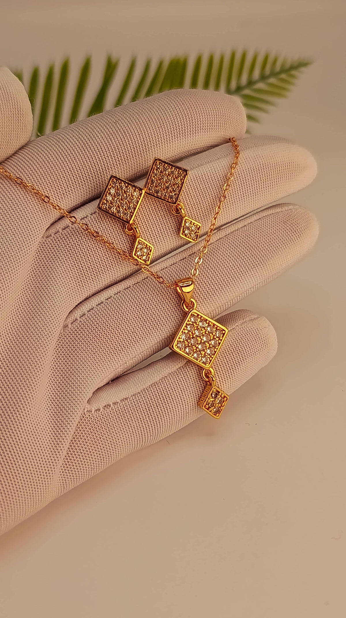 Trendy Design Necklace Set – Elegant Gold Black Finish