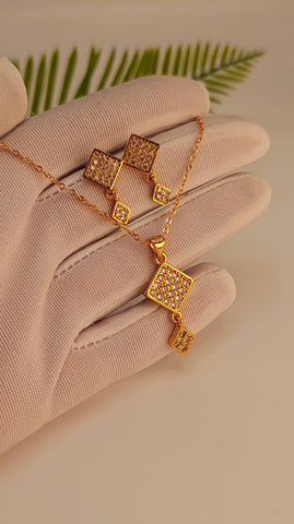 Trendy Design Necklace Set – Elegant Gold Black Finish