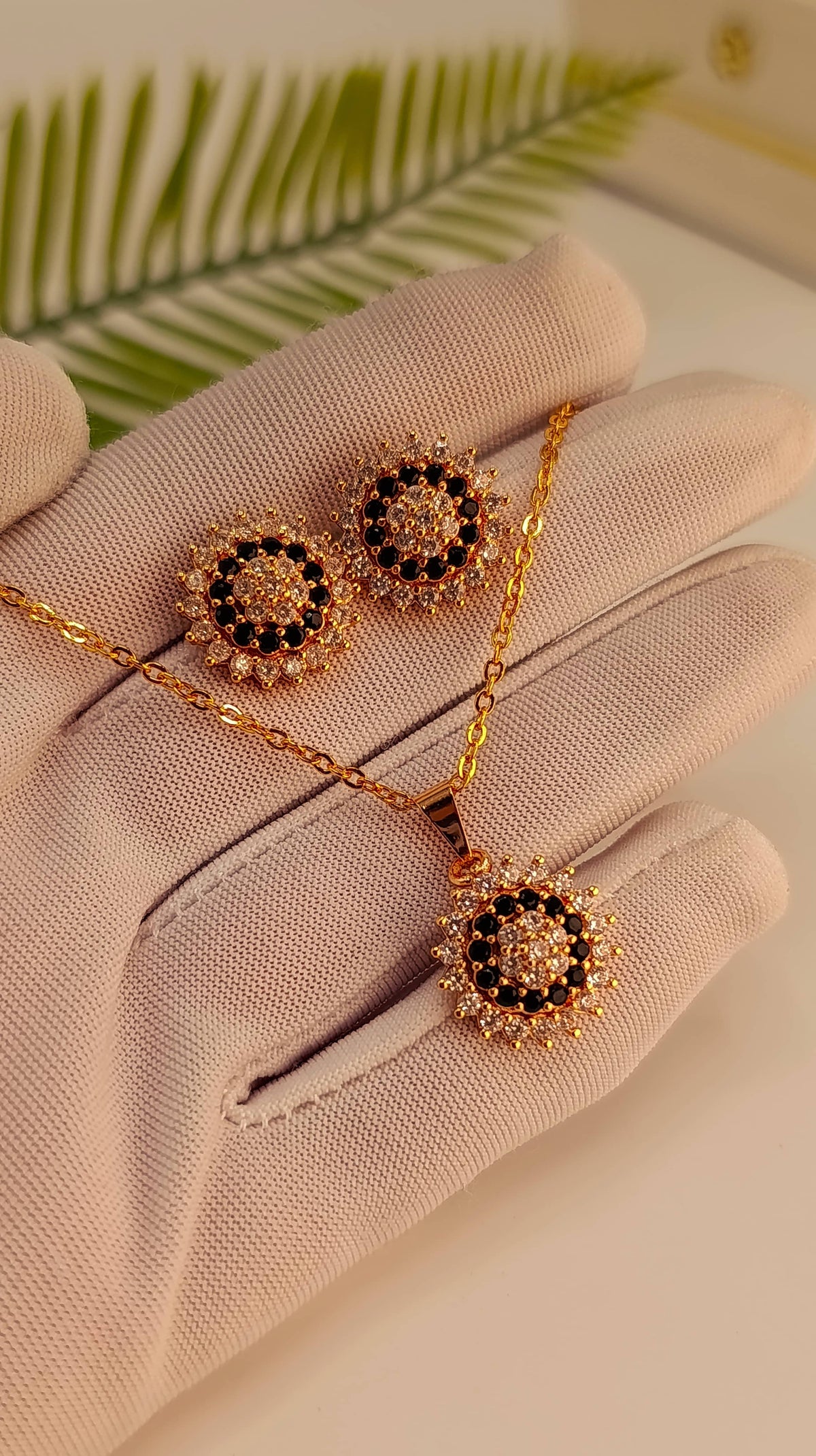 Trendy Design Necklace Set – Elegant Gold Black Finish